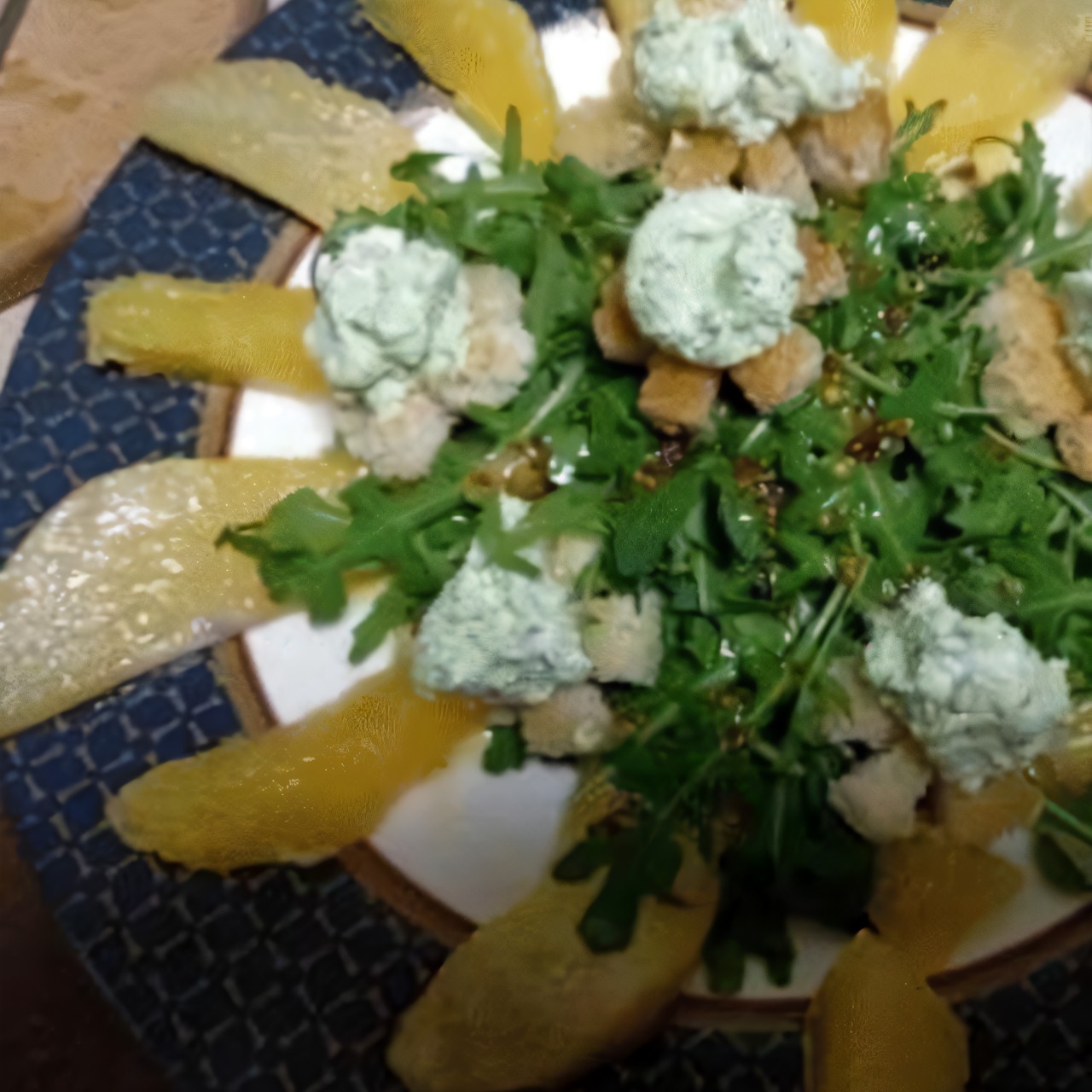 Теплый салат с грушей и творогом