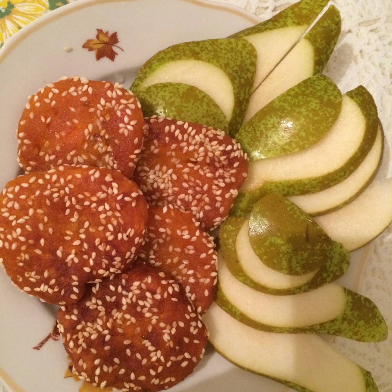 Тыква с медом в кунжуте, сервированная грушей и кленовым сиропом