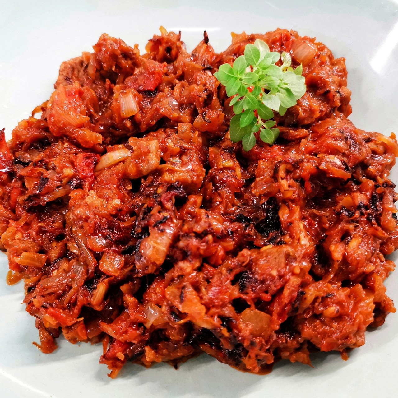 Томатная солянка с мясными колбасками