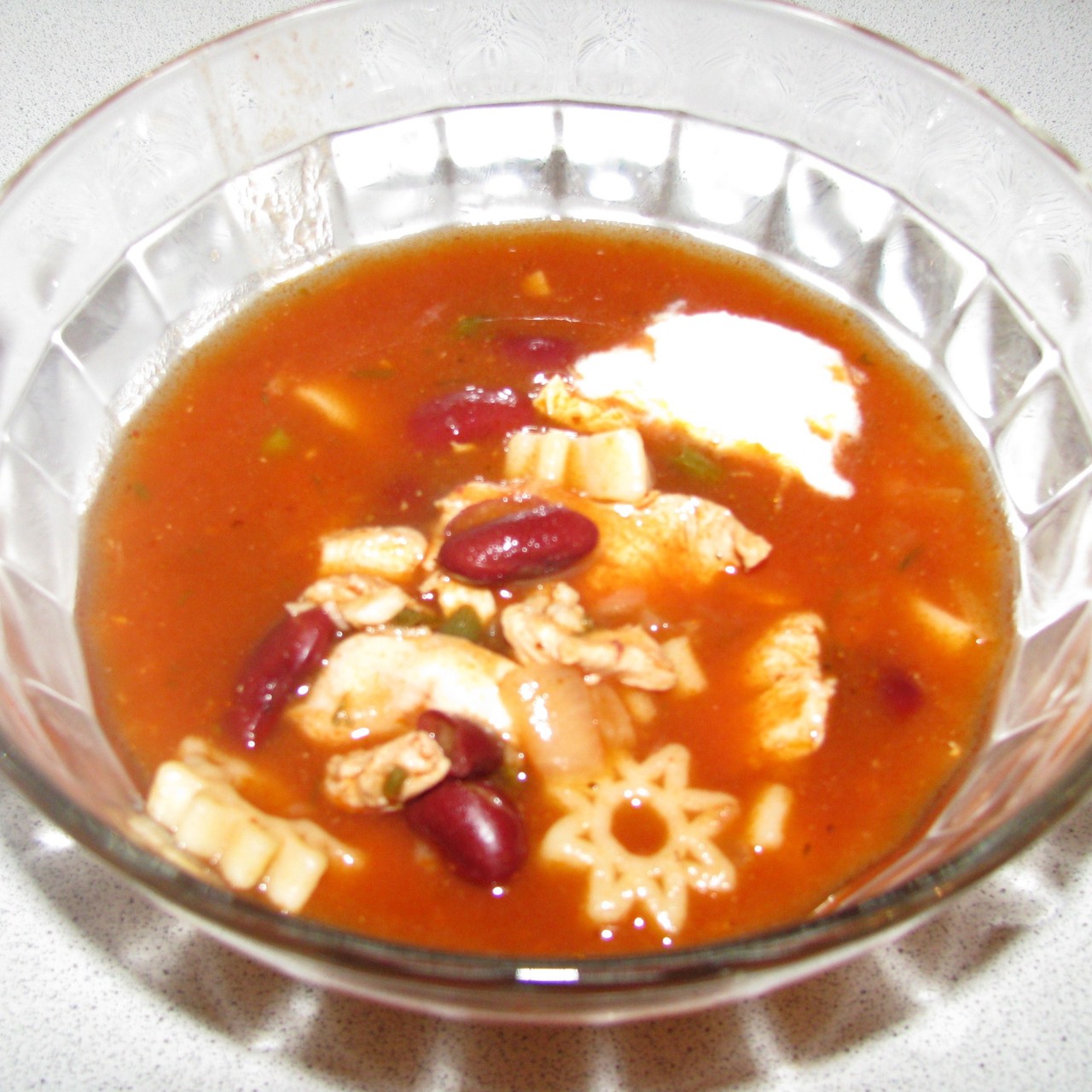 Томатный суп с фасолью и курицей