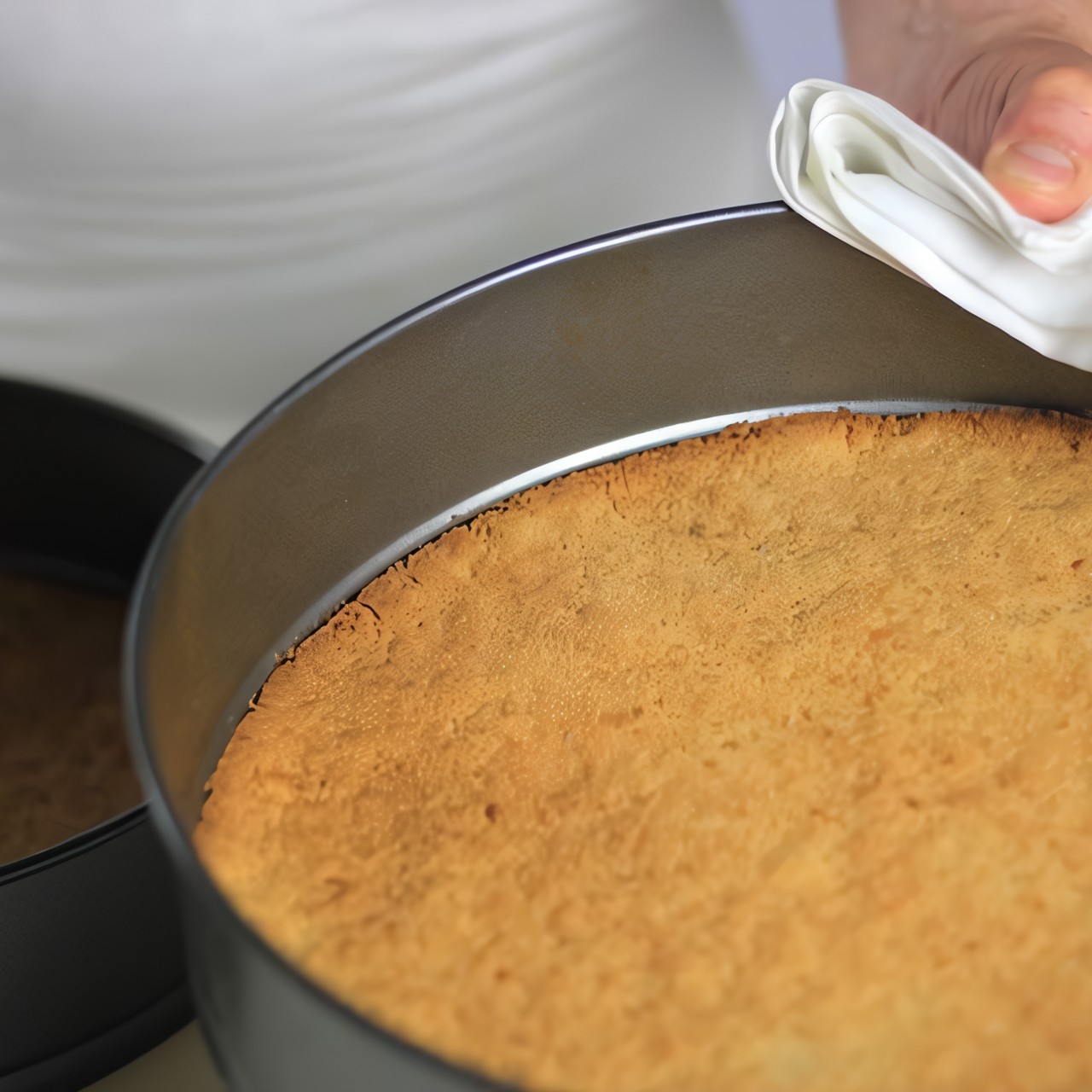 Торт с лесными ягодами и соусом из клубники