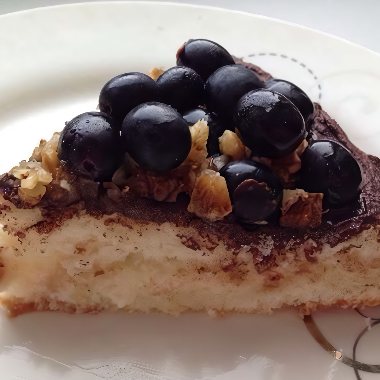 Торт с виноградом и грецкими орехами