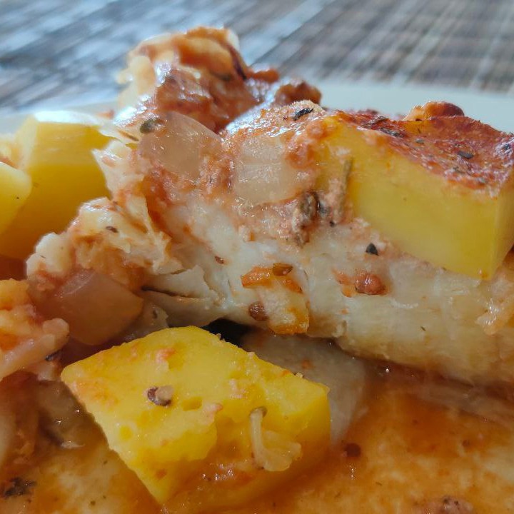 Треска с луком и картофелем в томатном соусе