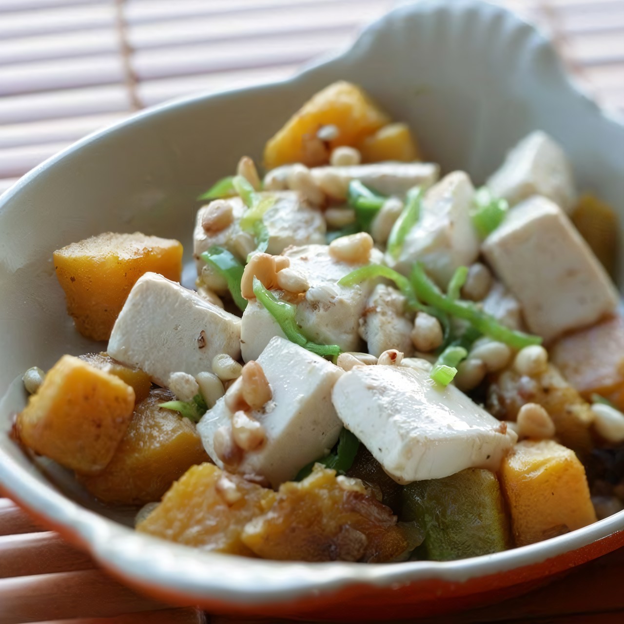 Тушеная тыква с кедровыми орешками и сыром тофу