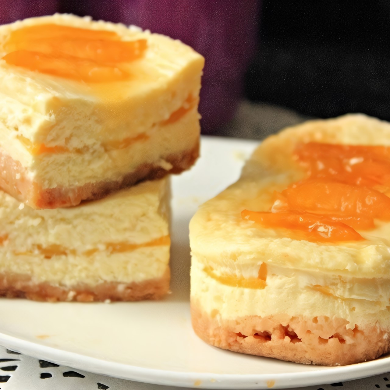 Творожная запеканка с кокосом и персиками