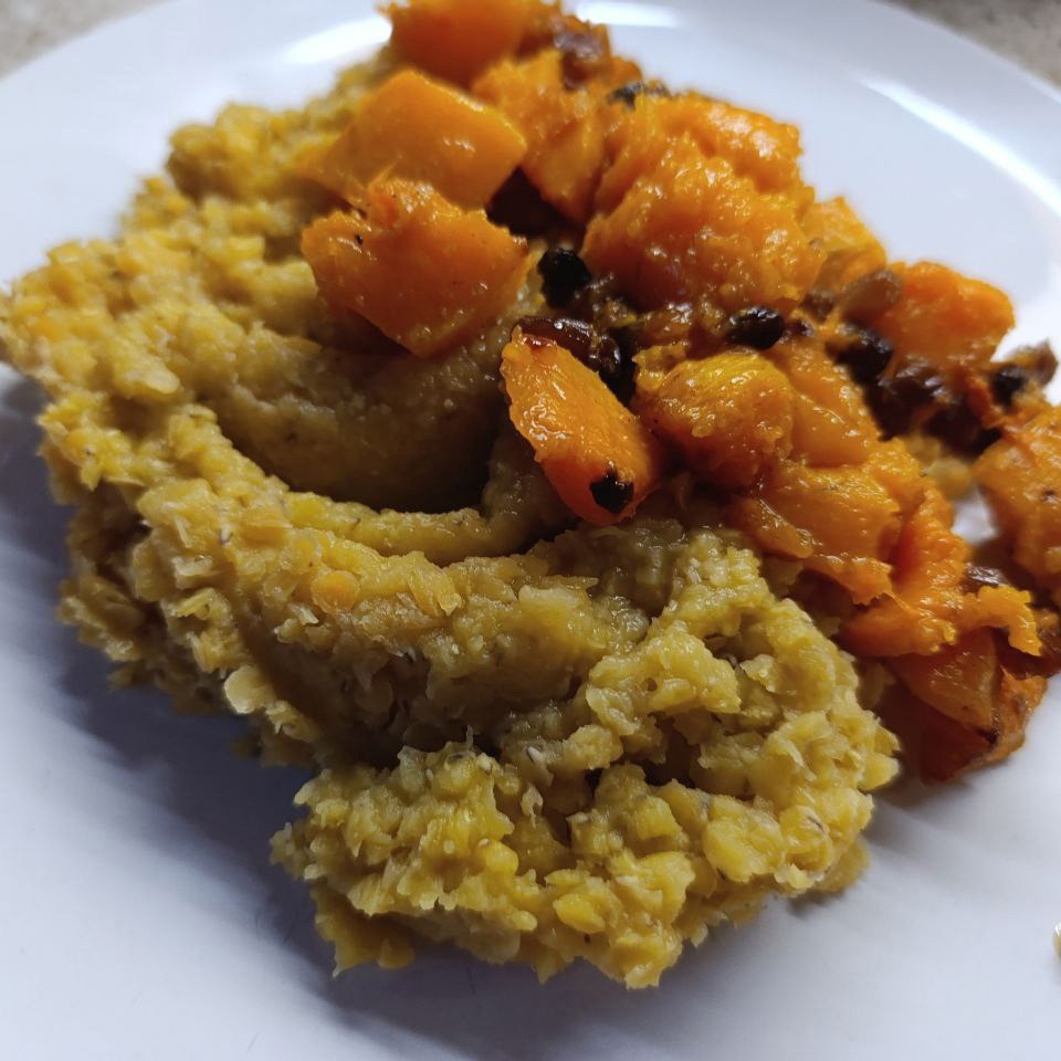 Тыква печеная с чечевицей и изюмом