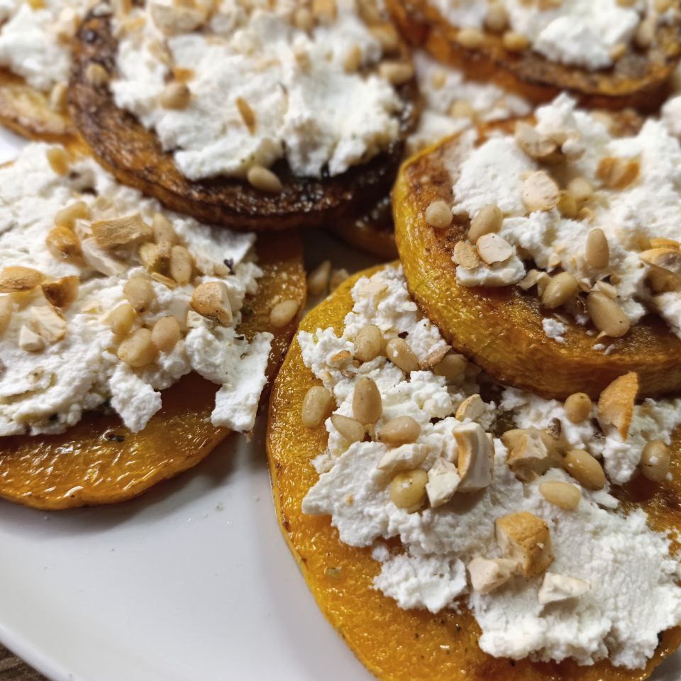 Тыква с сыром и орехами