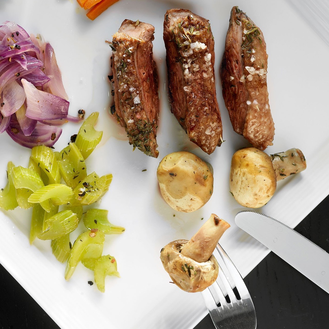 Утиная грудка с томлеными овощами и шампиньонами