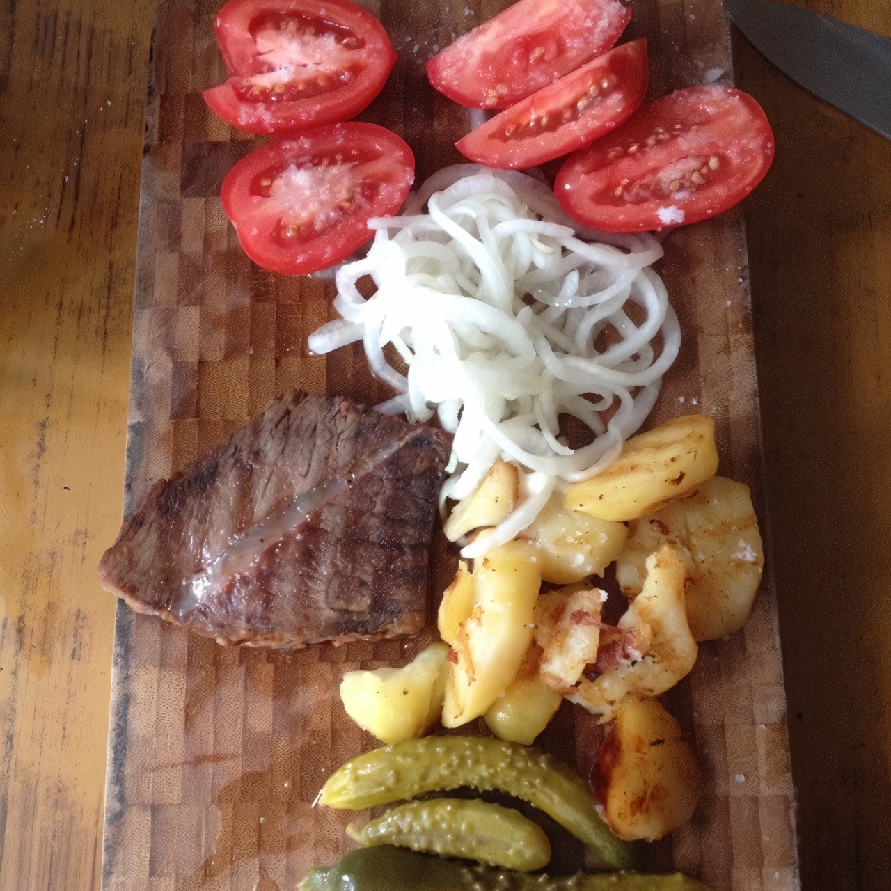 Вареное мясо с горчицей и овощами