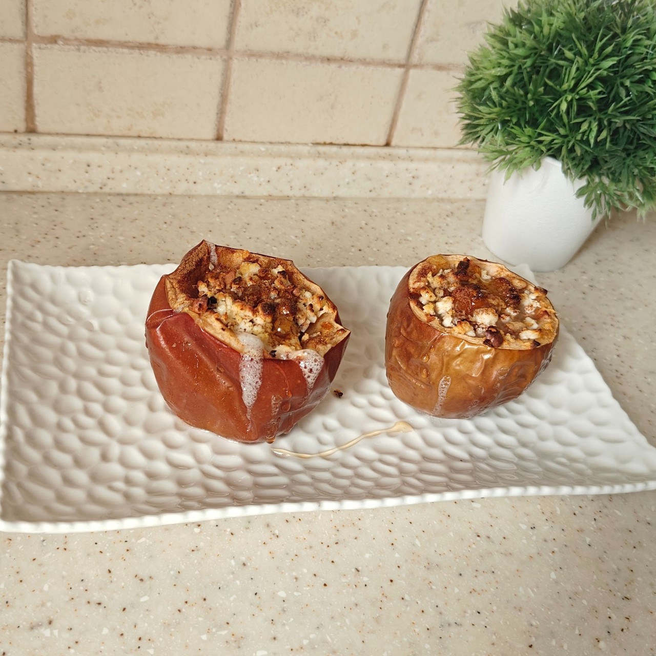 Яблоки в духовке с творогом и изюмом