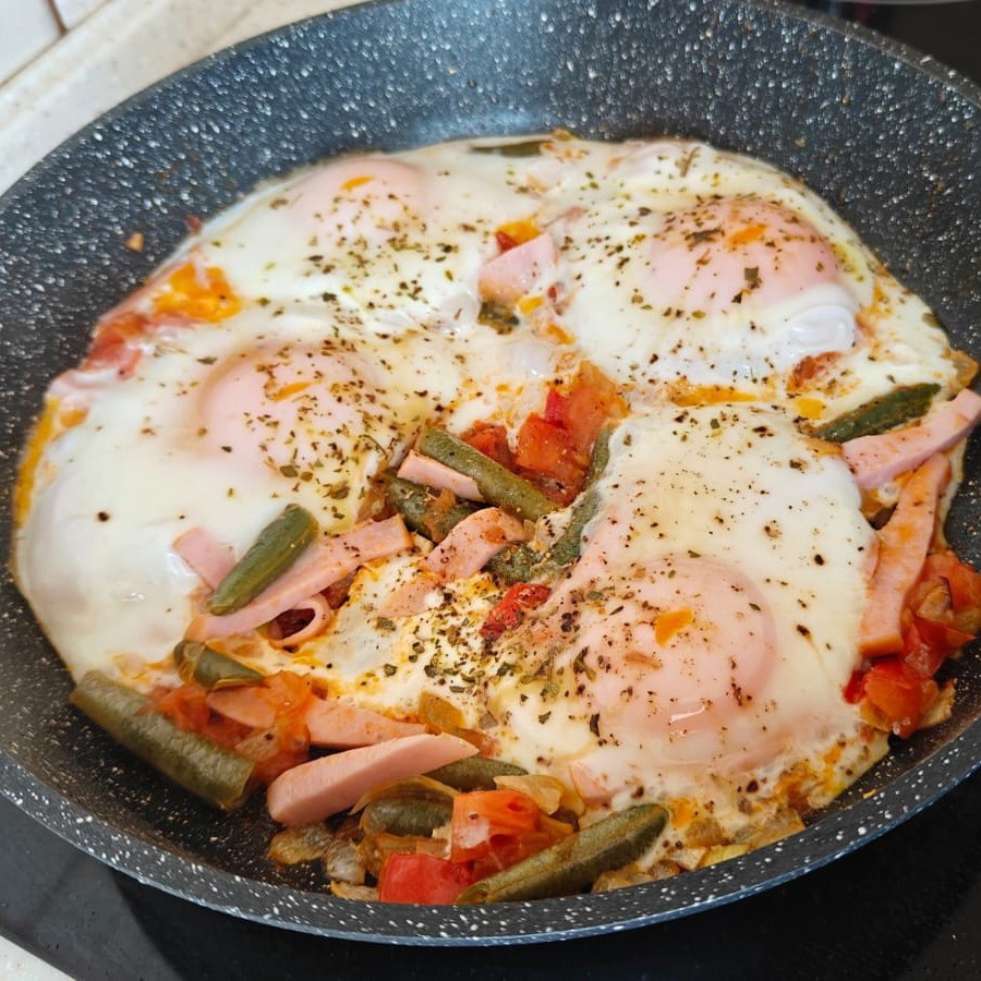 Яичница с помидорами и стручковой фасолью