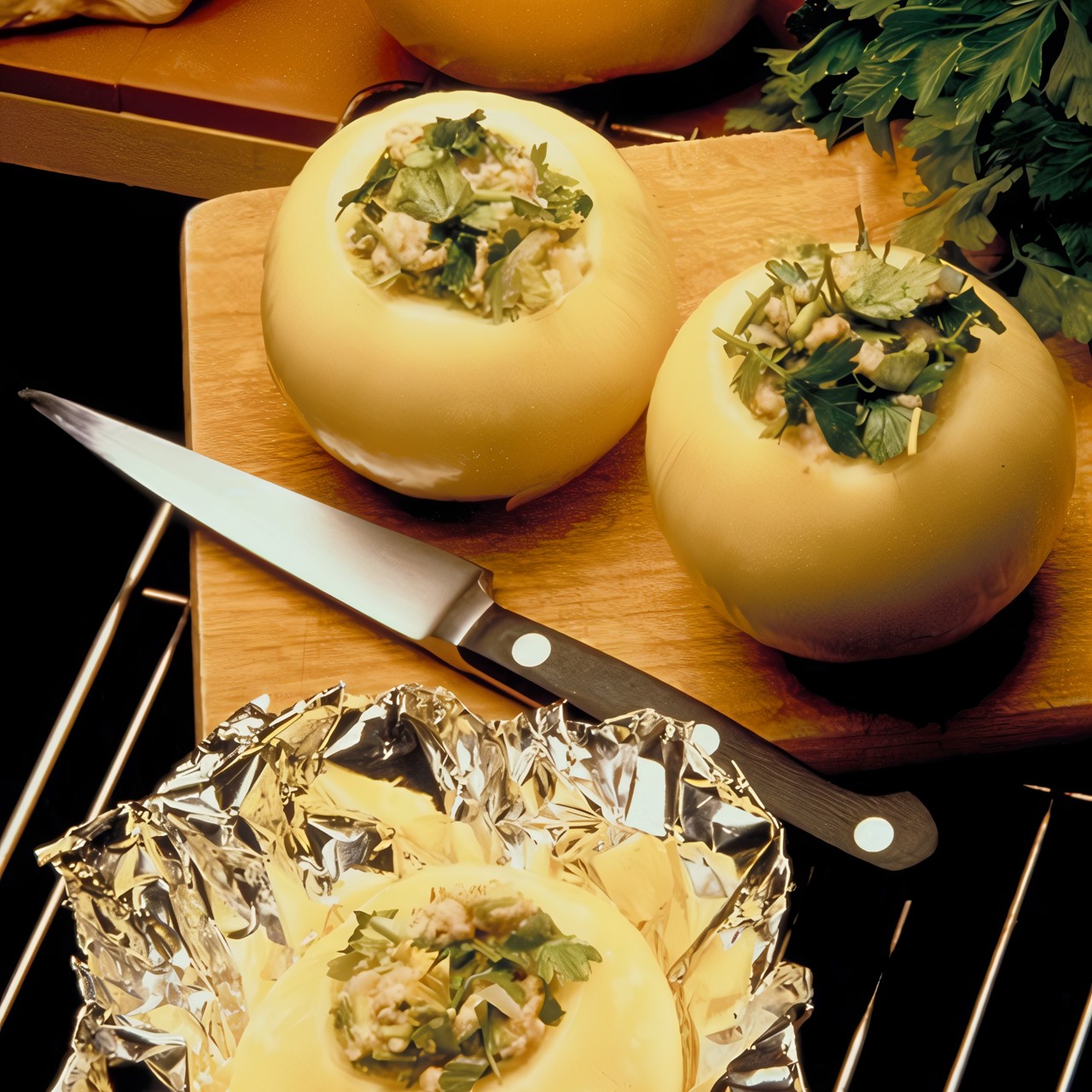 Запеченый лук, фаршированный фетой, петрушкой и тимьяном