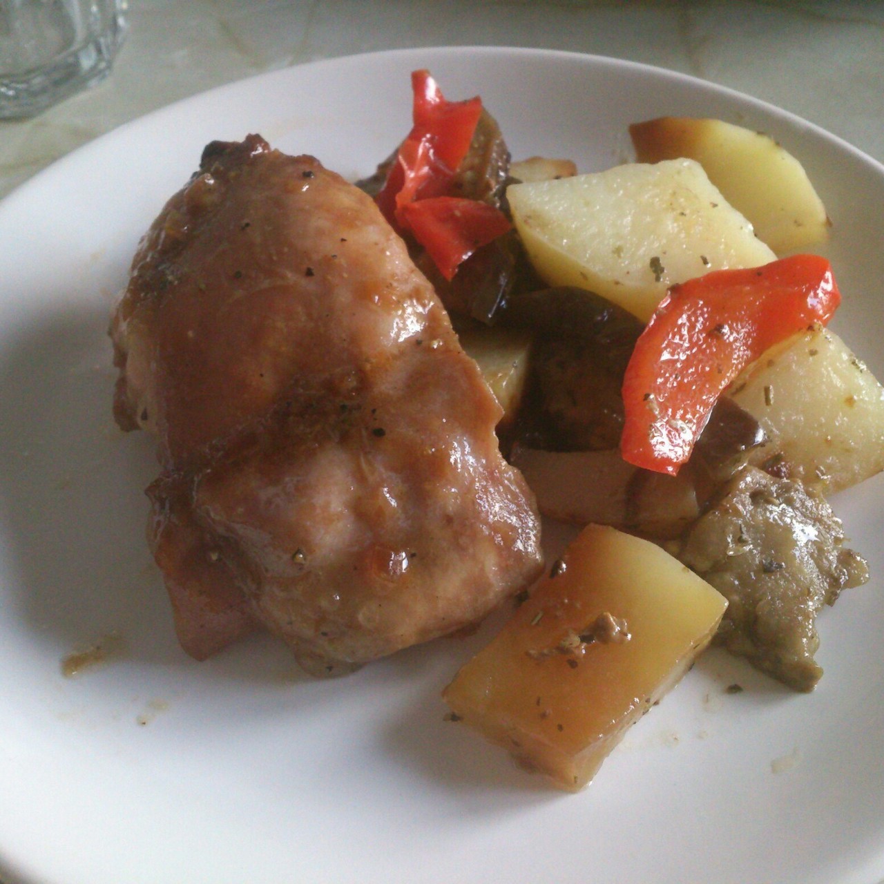 Запеченная курица с овощами в сладко-кислом соусе