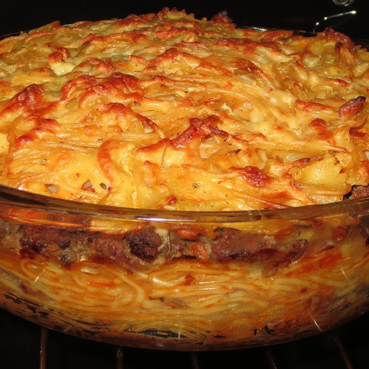 Запеканка со спагетти и мясной прослойкой