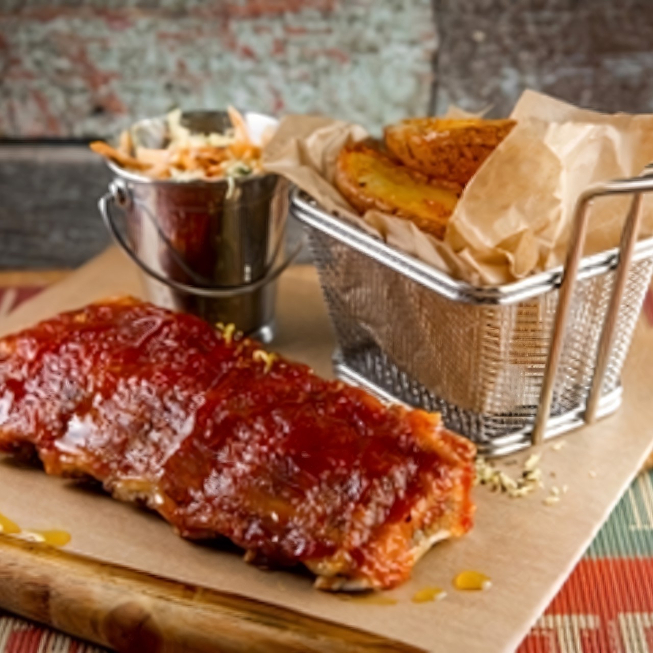 Жареные свиные ребра в соусе BBQ с овощным салатом и печеным картофелем