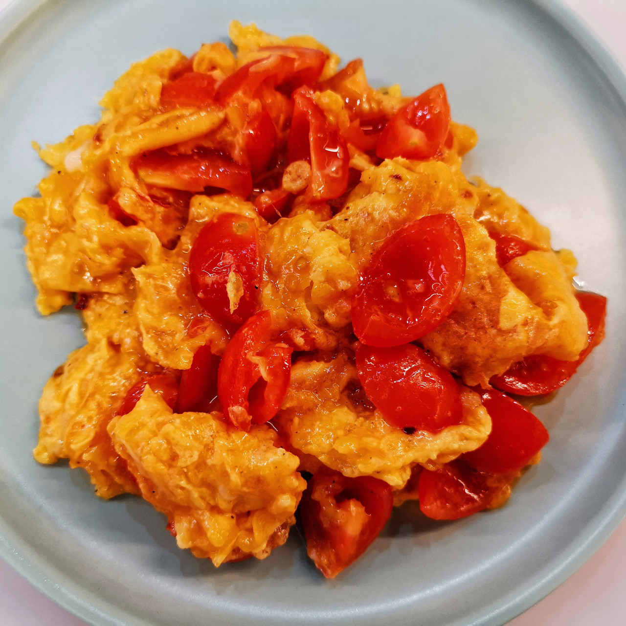 Желтковый скрэмбл с сыром и помидорами