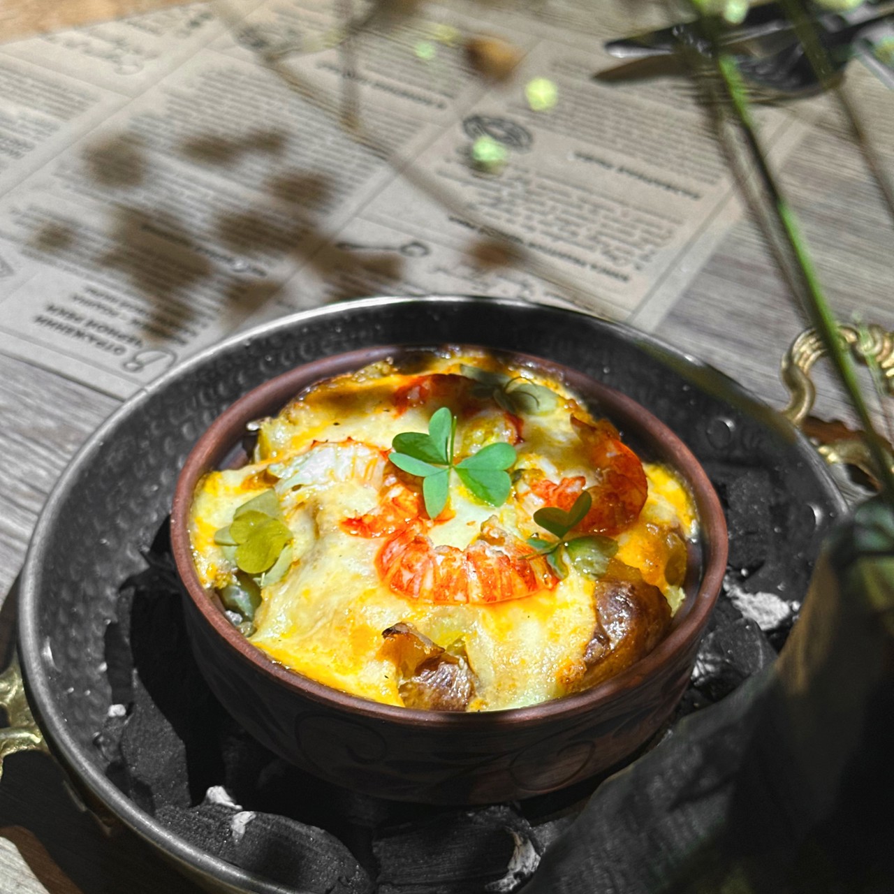 Жульен из раковых шеек с луком порей в печеном картофеле