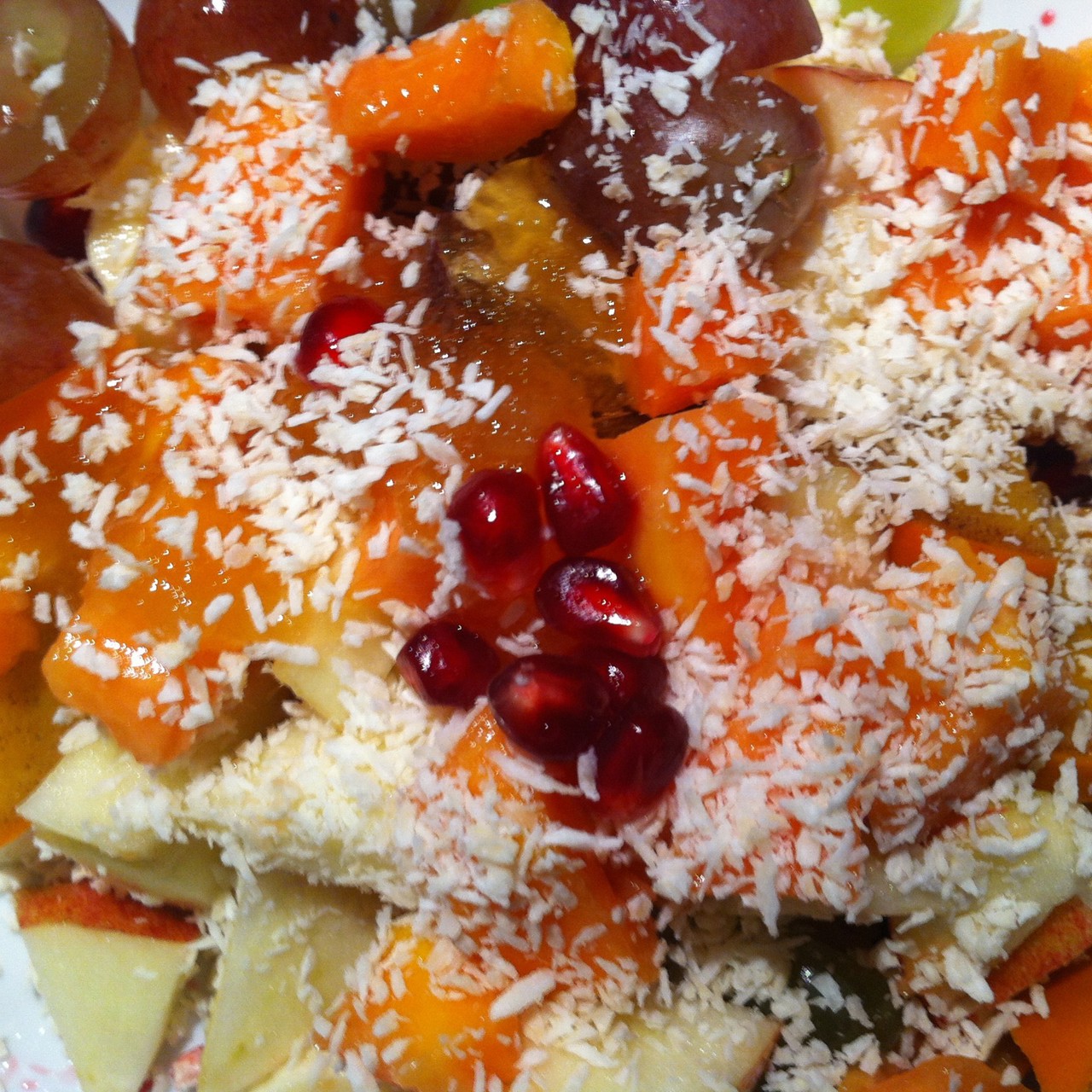 Зимний фруктовый салат с медом и кокосом