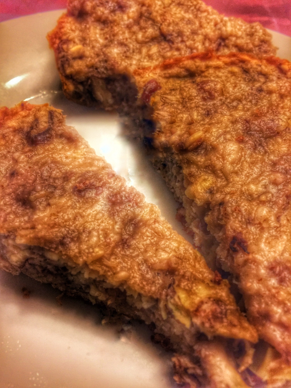 Бананово-яблочный пирог с орехами и изюмом