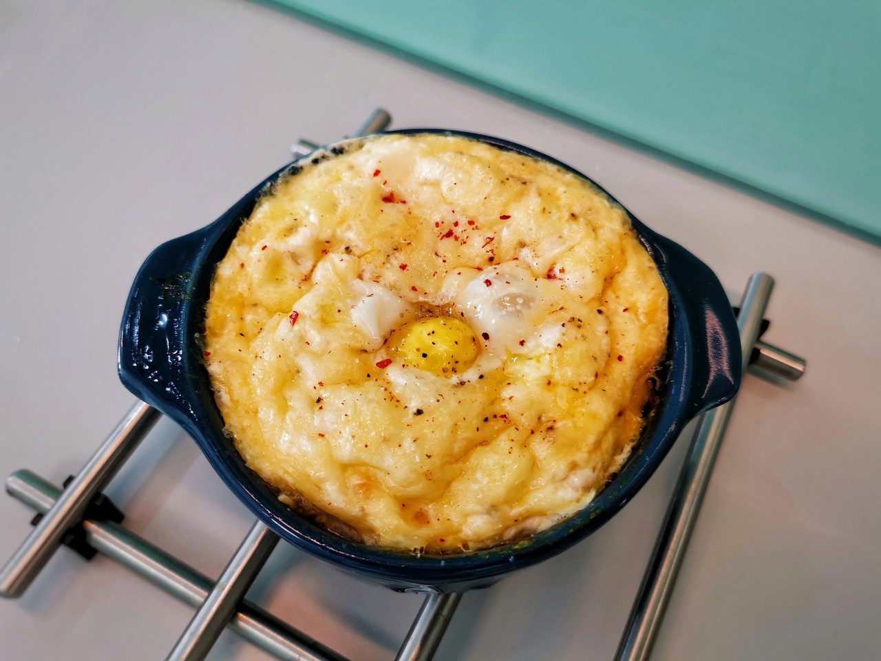 Белковая яичница с сыром в духовке