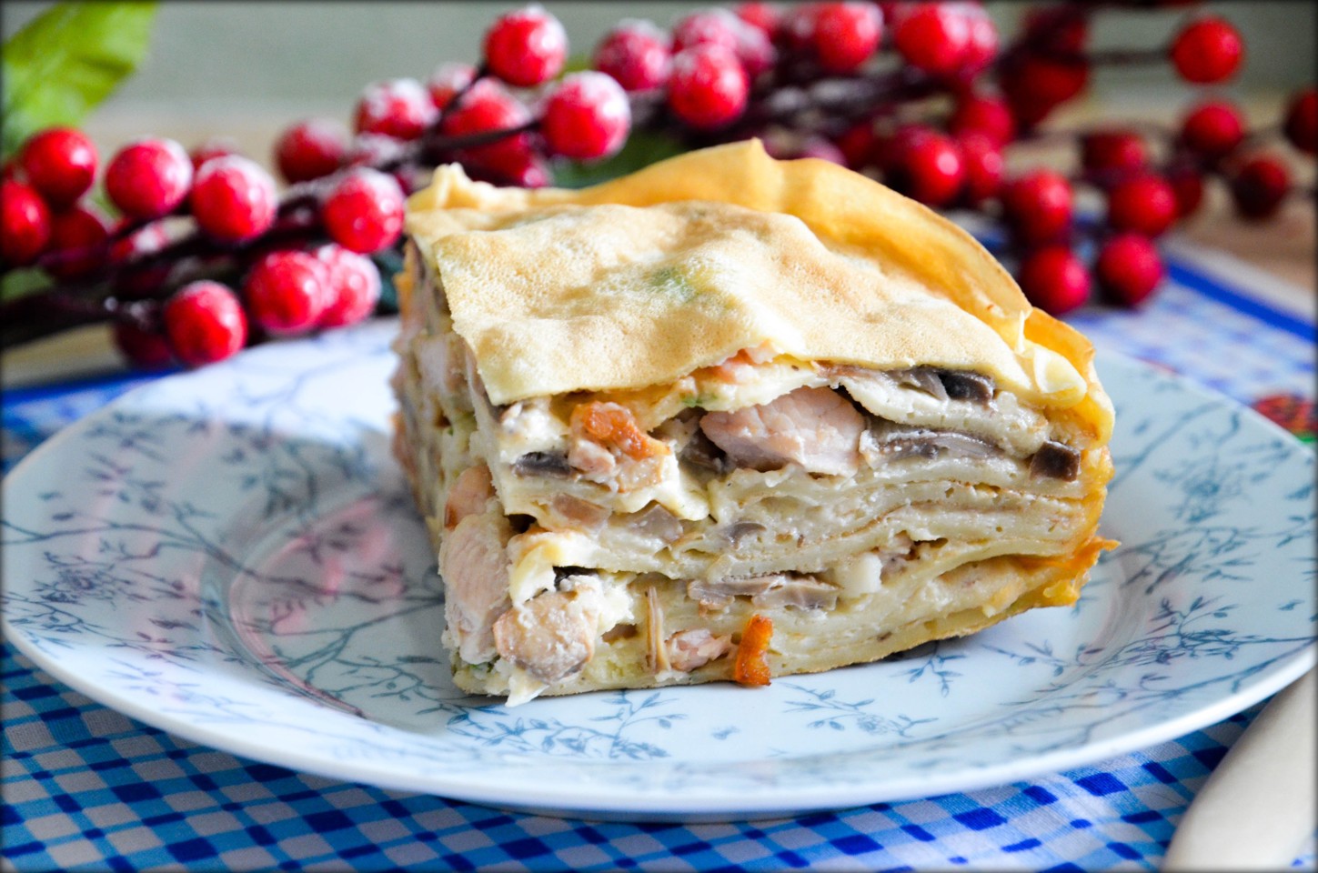 Блинный пирог с курицей, беконом и грибами