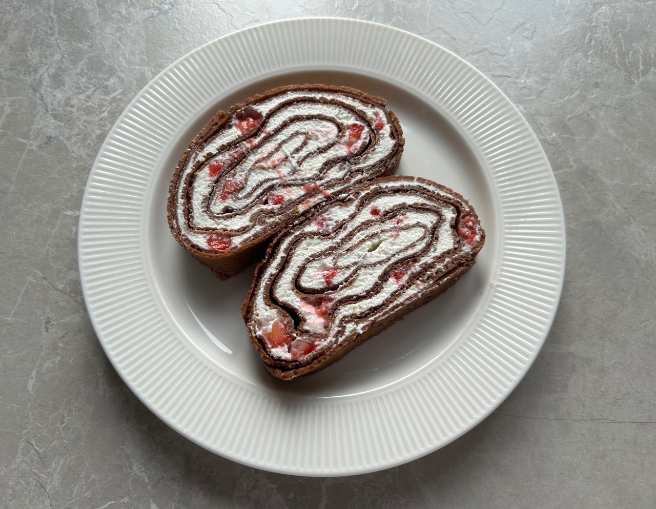 Блинный рулет с клубникой