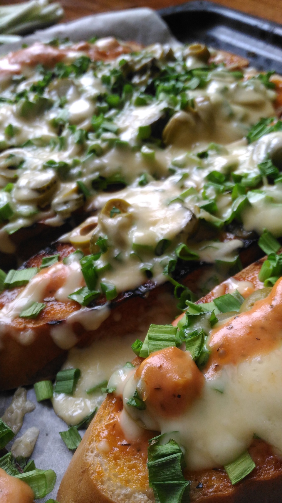 Брускета с оливками и маринованными огурцами
