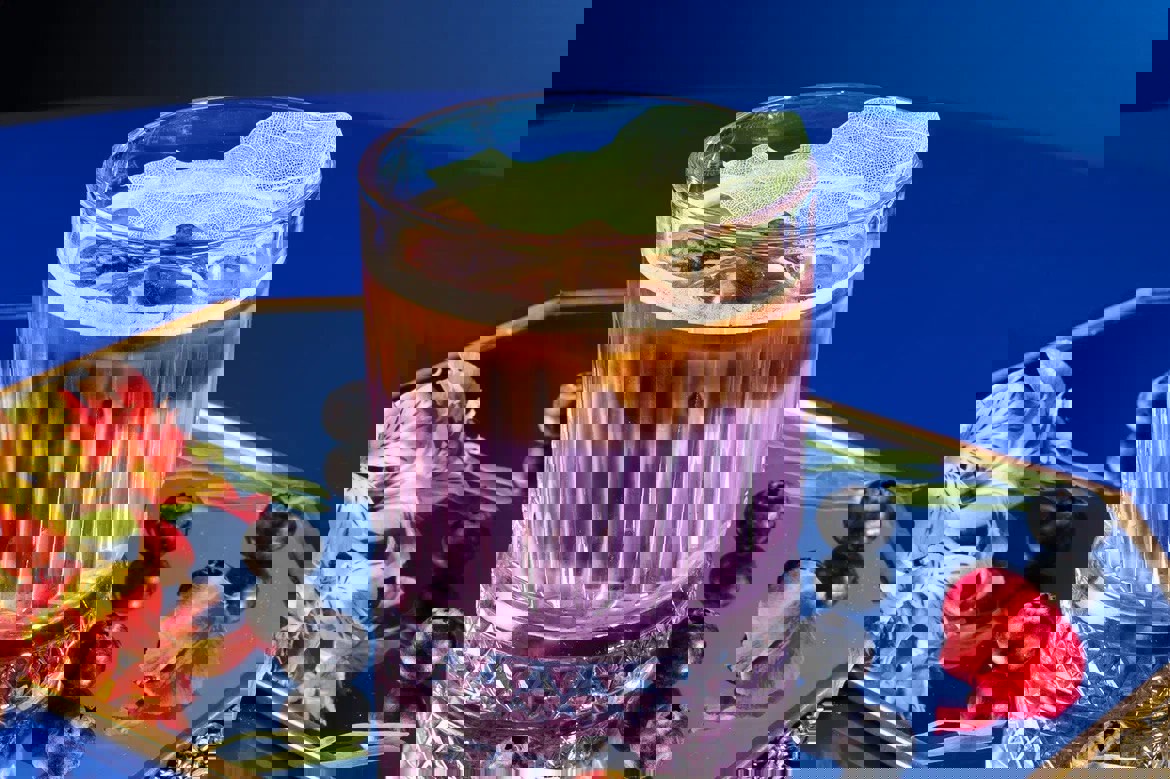 Черничный холодный латте