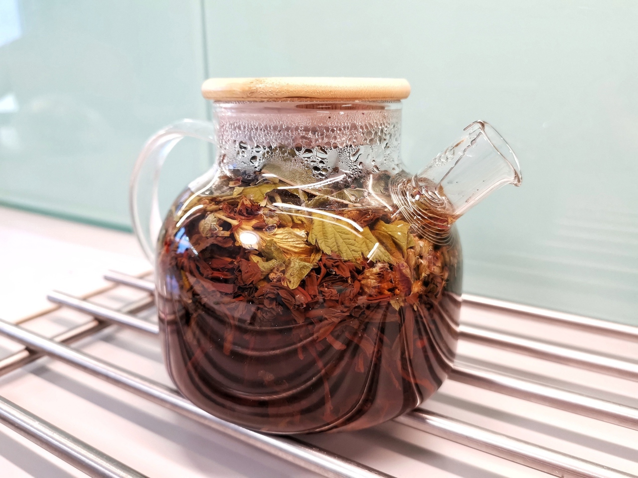 Черный чай с травами и кардамоном