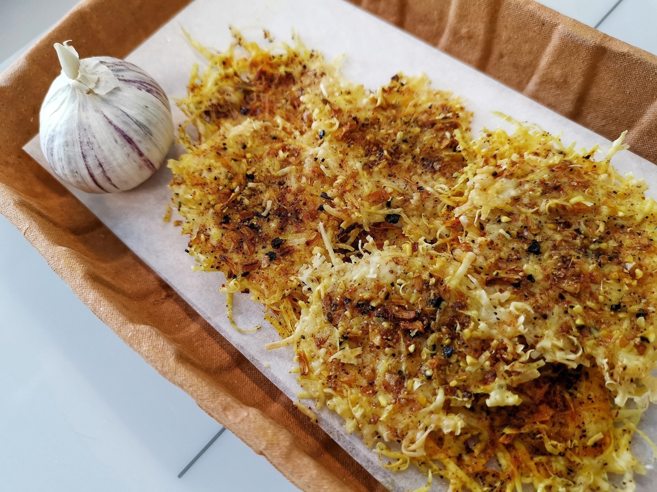 Чесночно-луковые сырные чипсы
