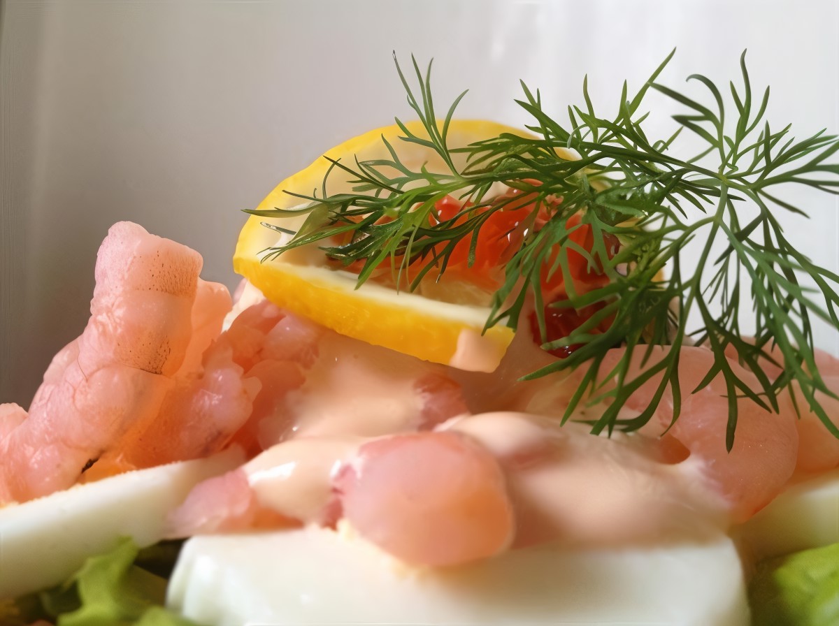 Датский открытый сэндвич (smørrebrød) с креветками