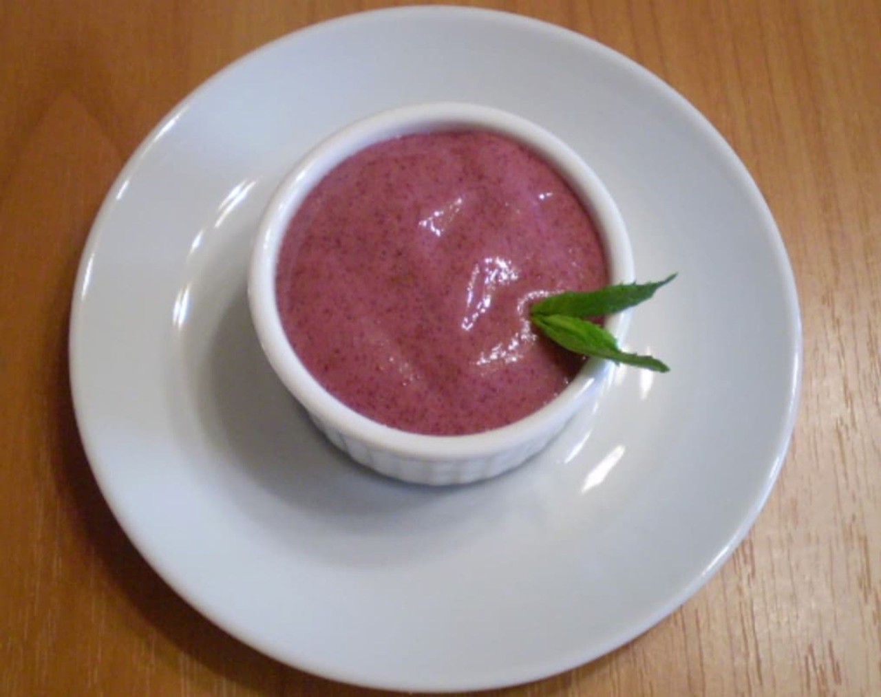 Десерт из смородины и ликера