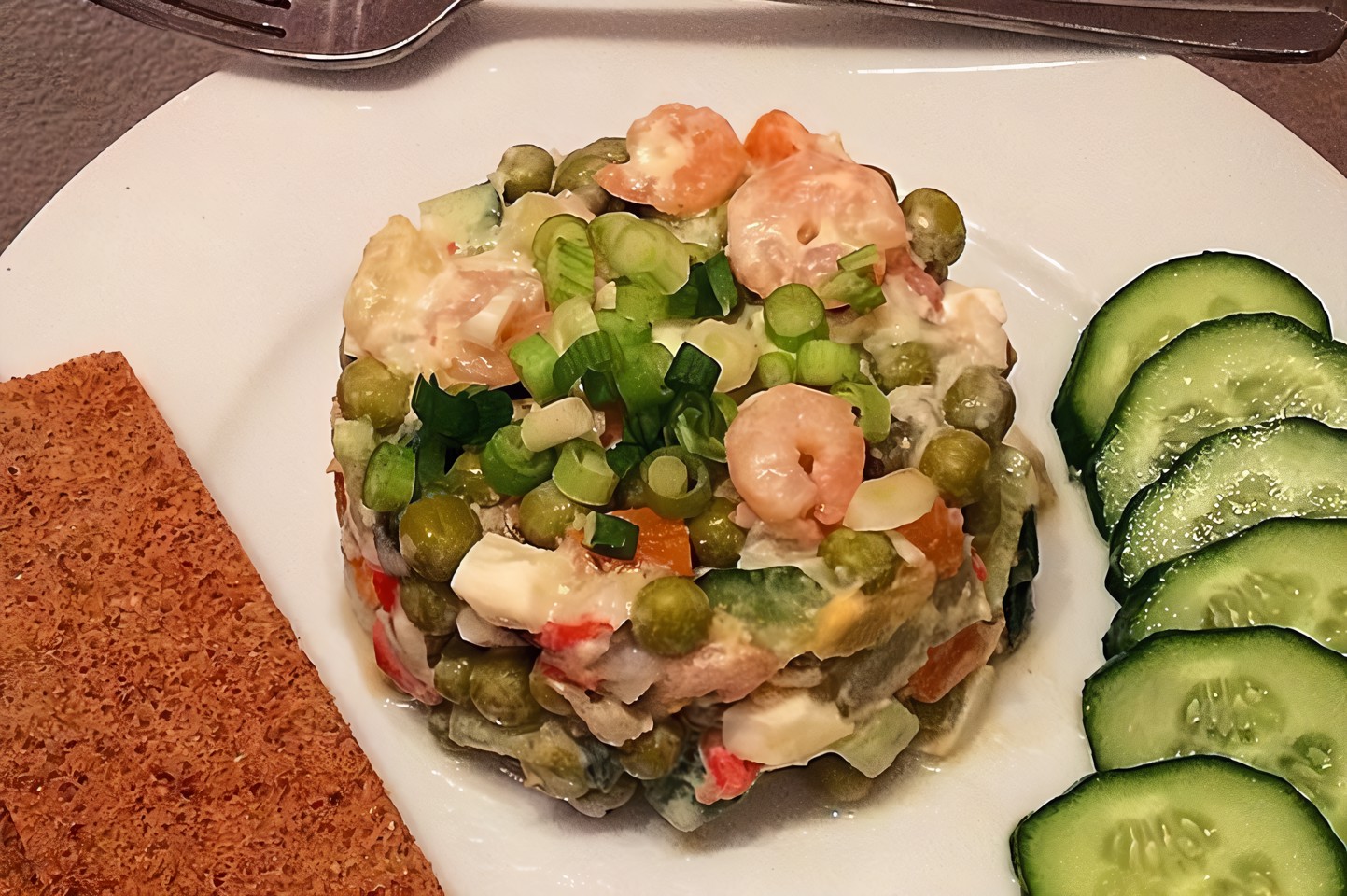 Диетический «Оливье» с морепродуктами и сметаной