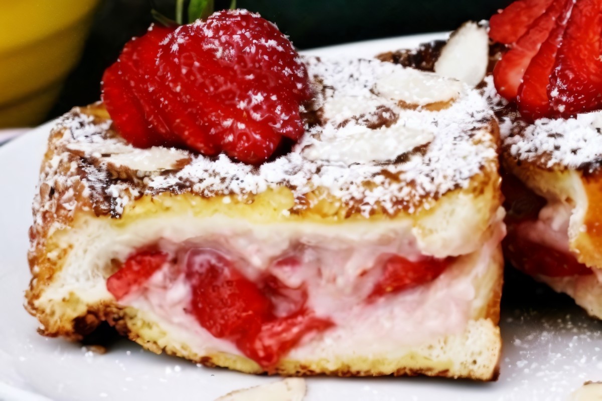 Французские тосты с начинкой из сливочного сыра и клубники