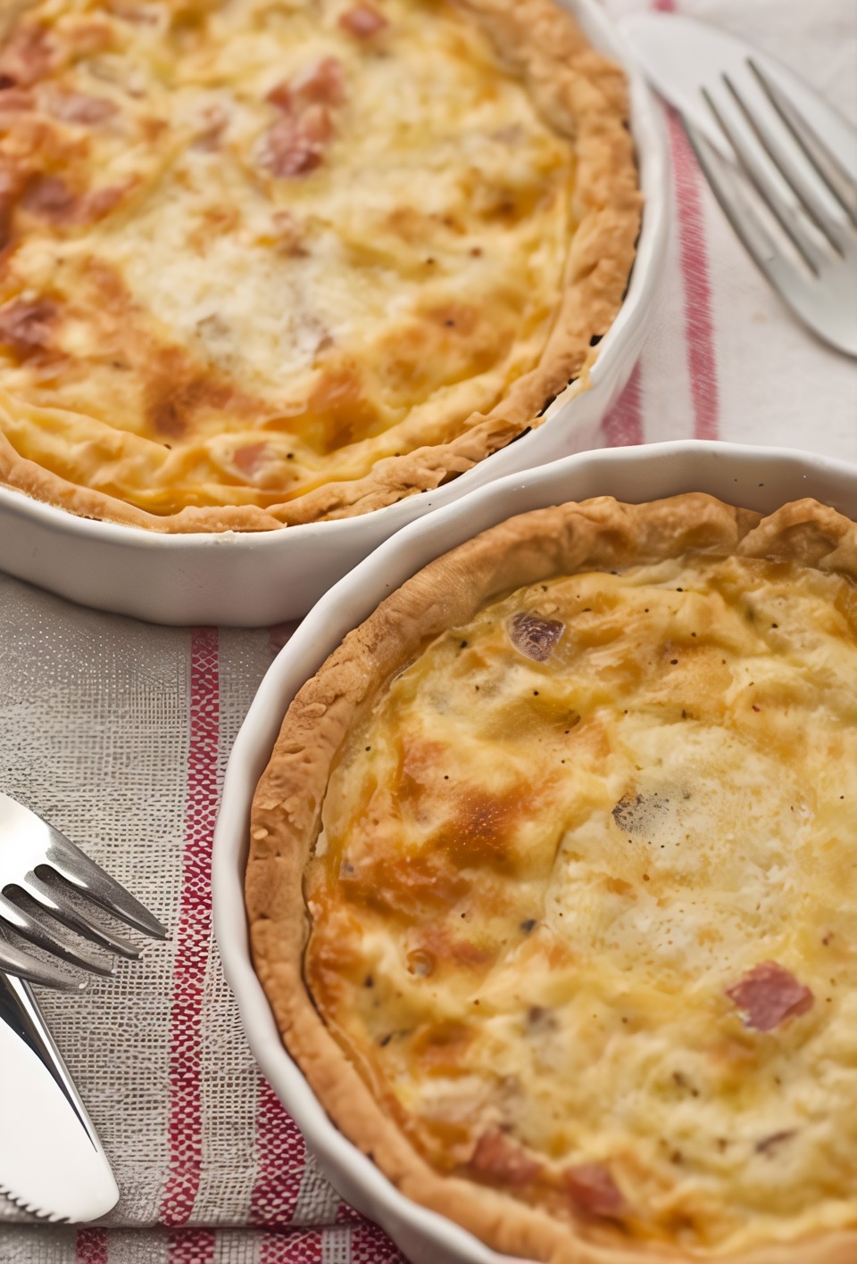 Французский сырный пирог с яблоками и ветчиной