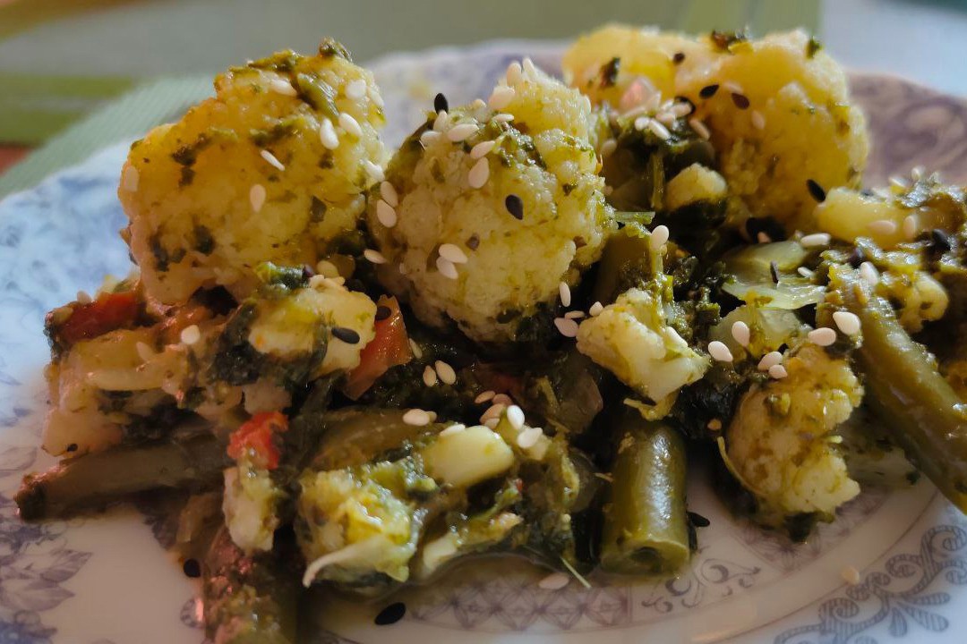 Гарнир из цветной капусты, шпината и зеленой фасоли