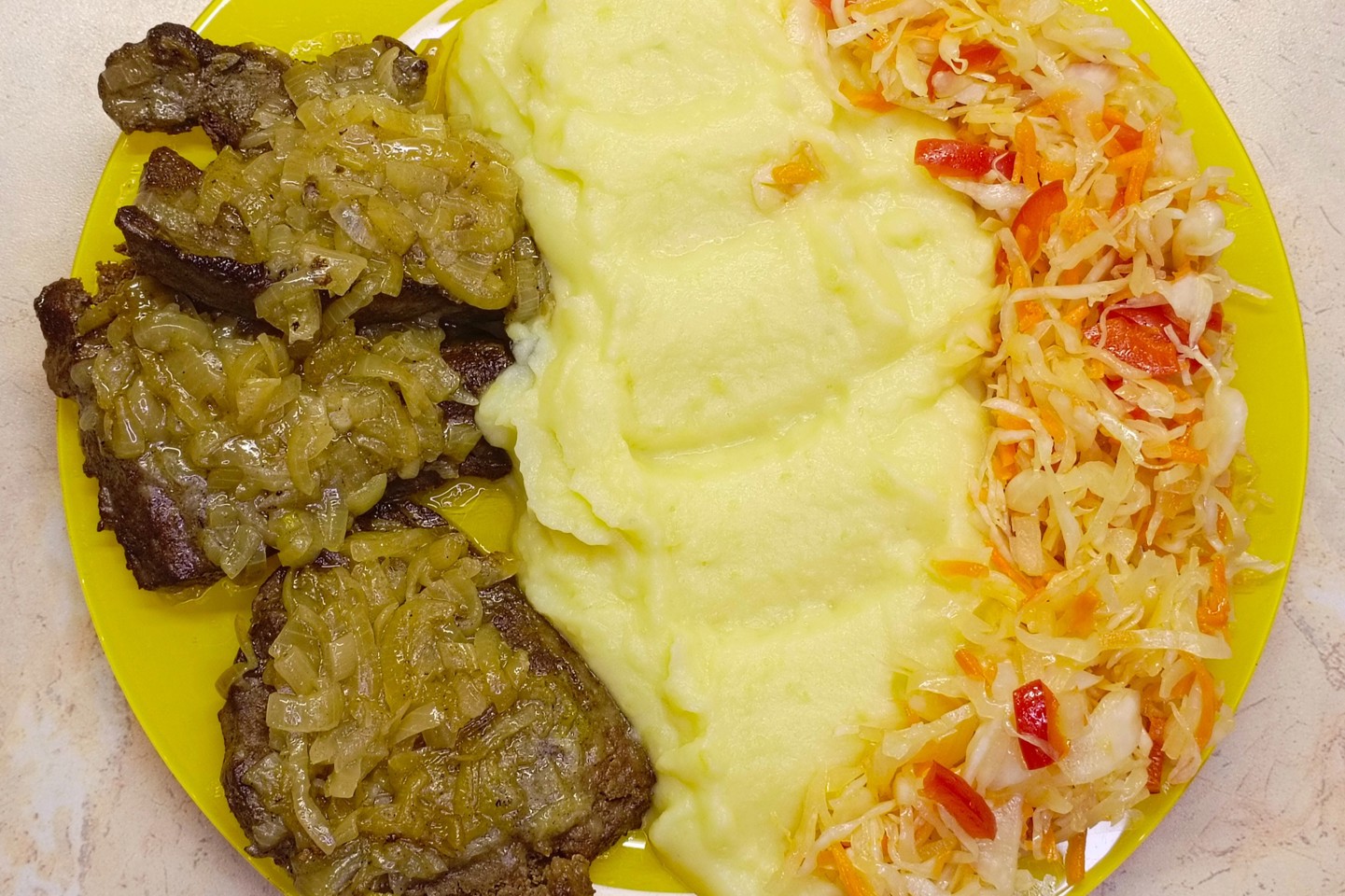 Говяжья печень в сливочно-луковом соусе