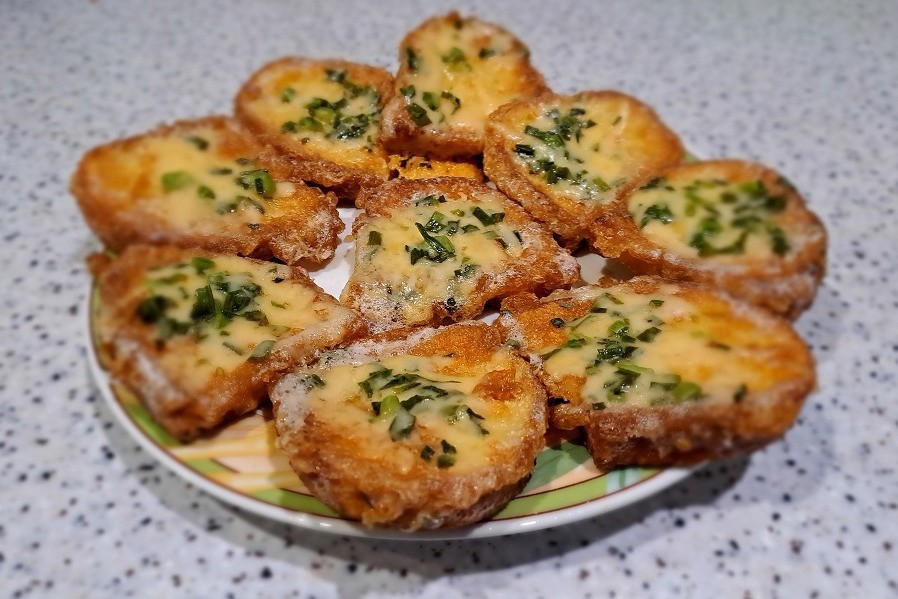 Гренки с сыром и зеленью на сковороде