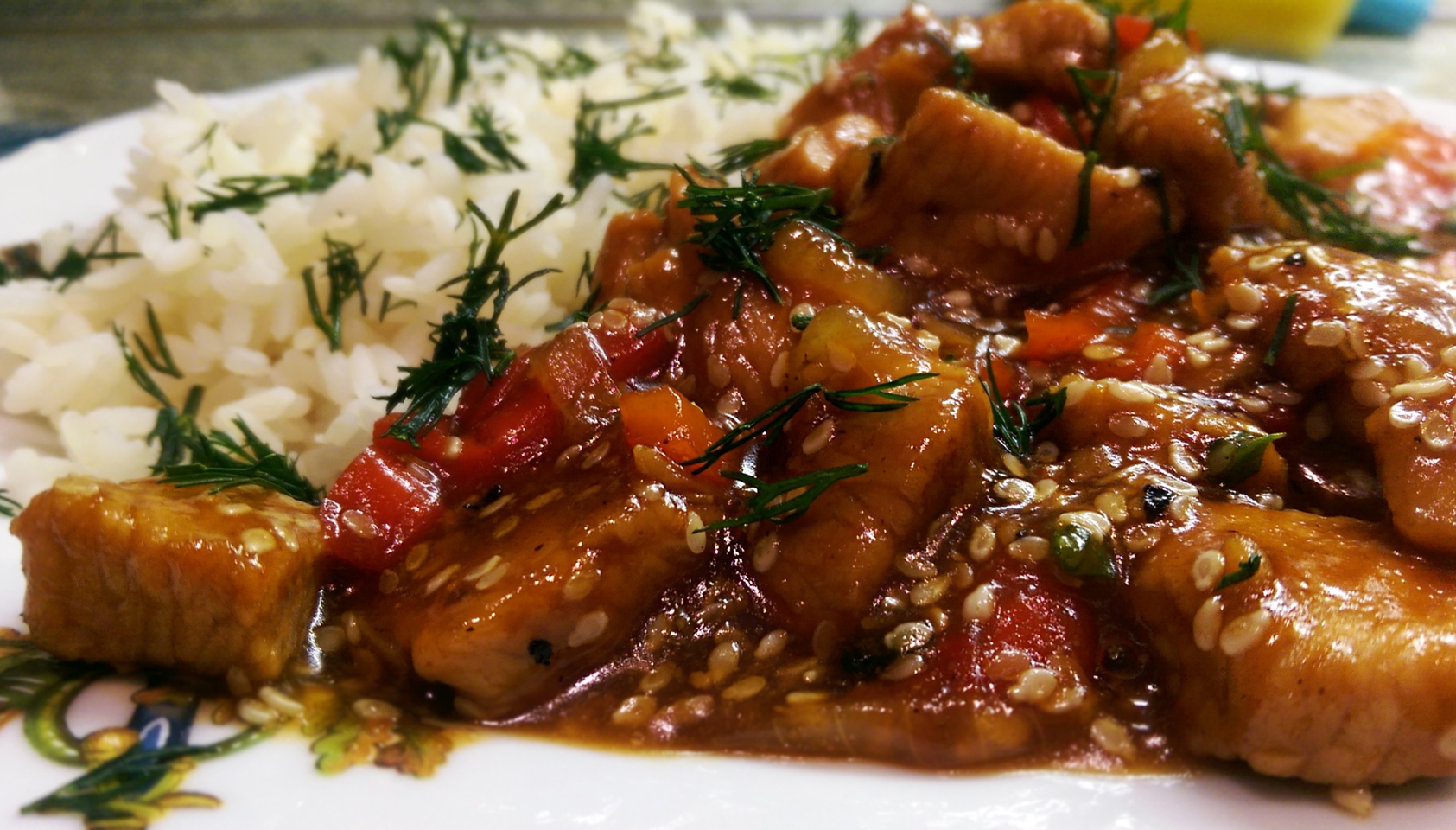 Индейка с овощами, кунжутом и соусом терияки