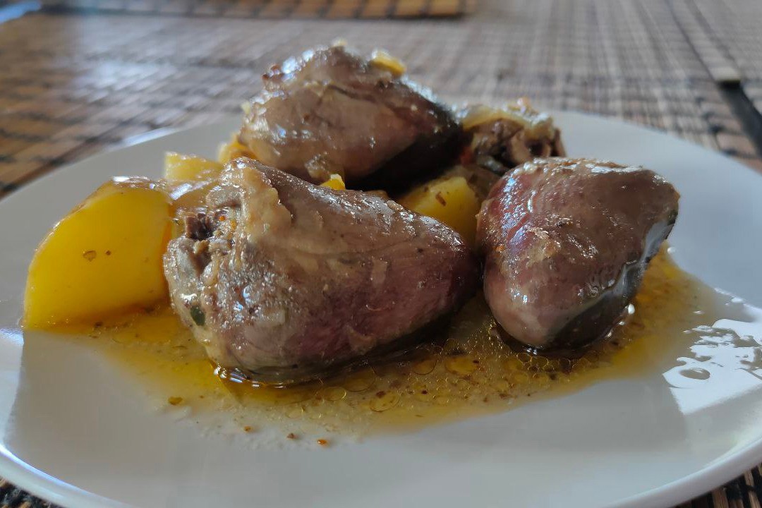 Индюшачьи сердечки с луком и картофелем