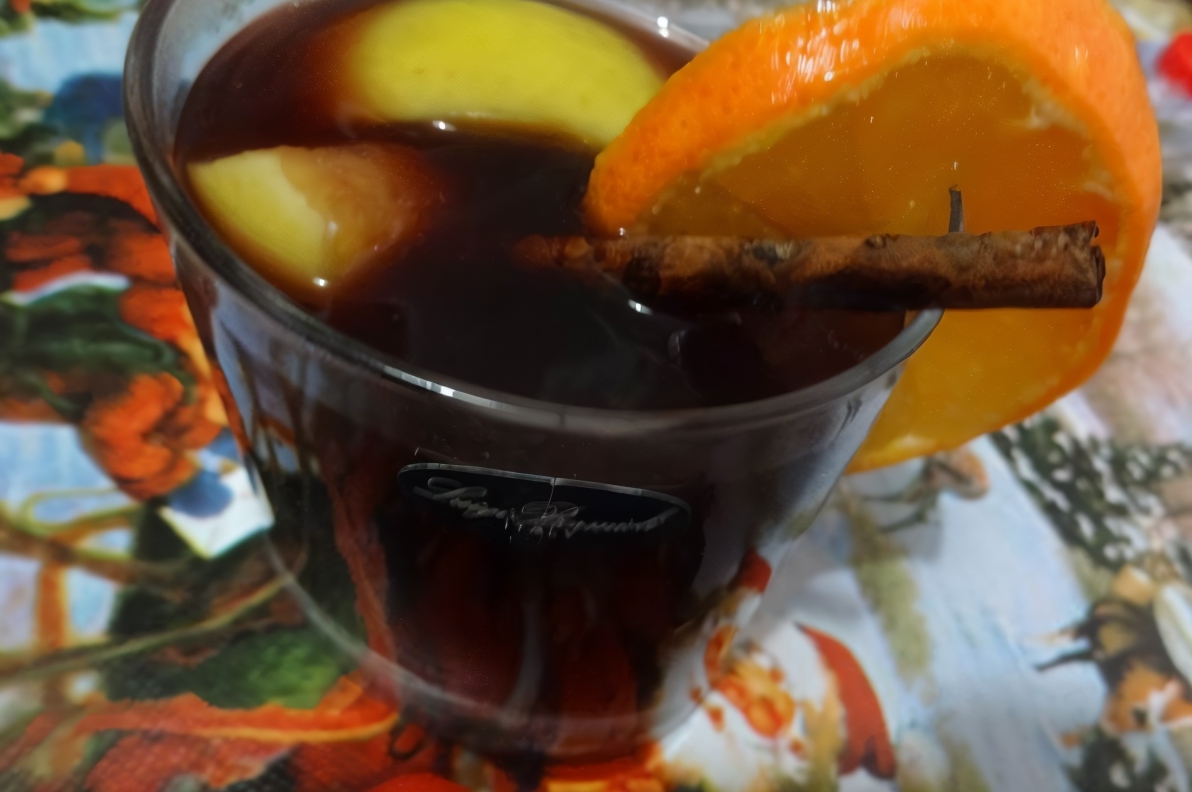 Яблочный сидр с красным вином и корицей