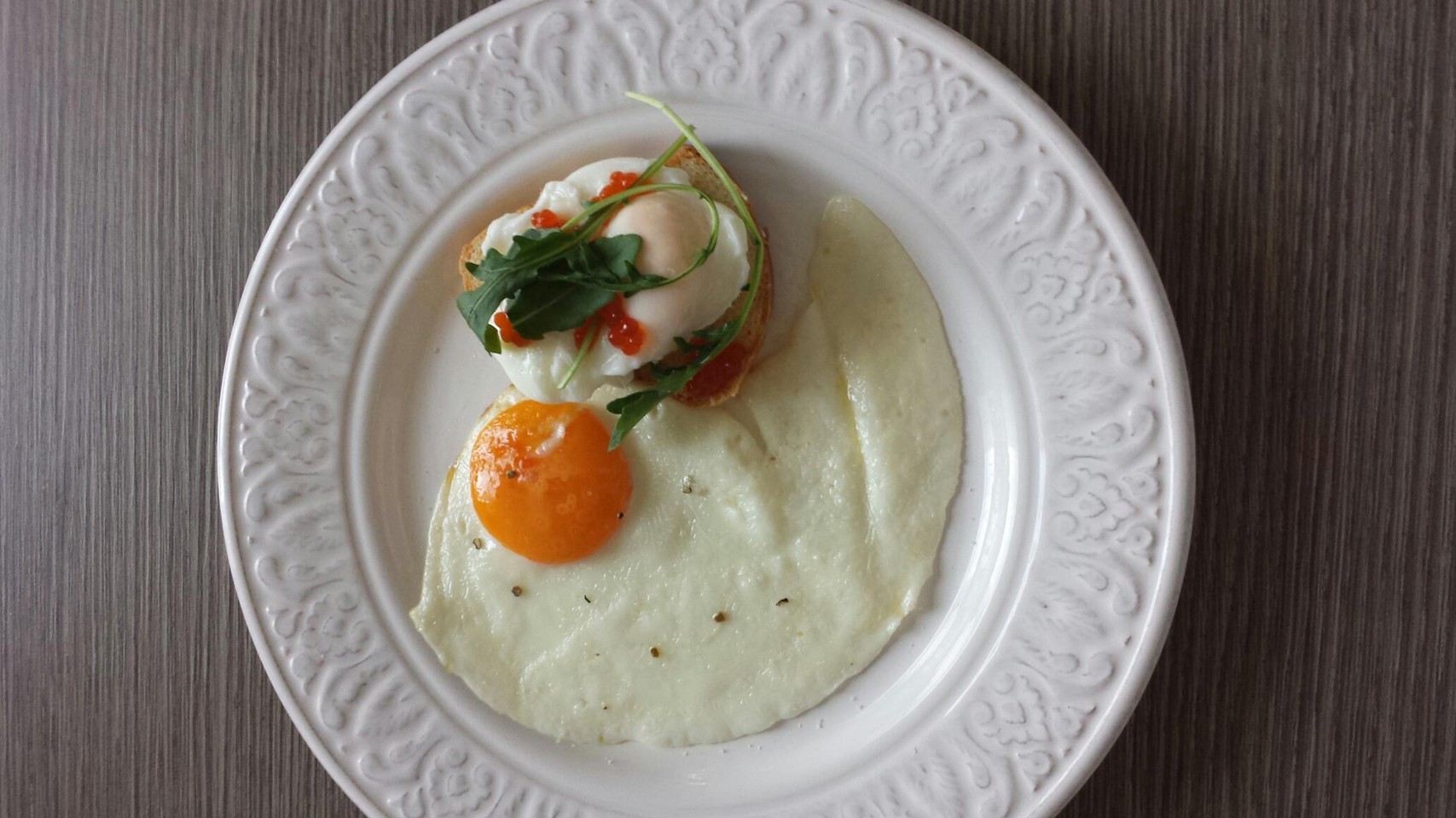 Яйца пашот на тостах с красной икрой и рукколой