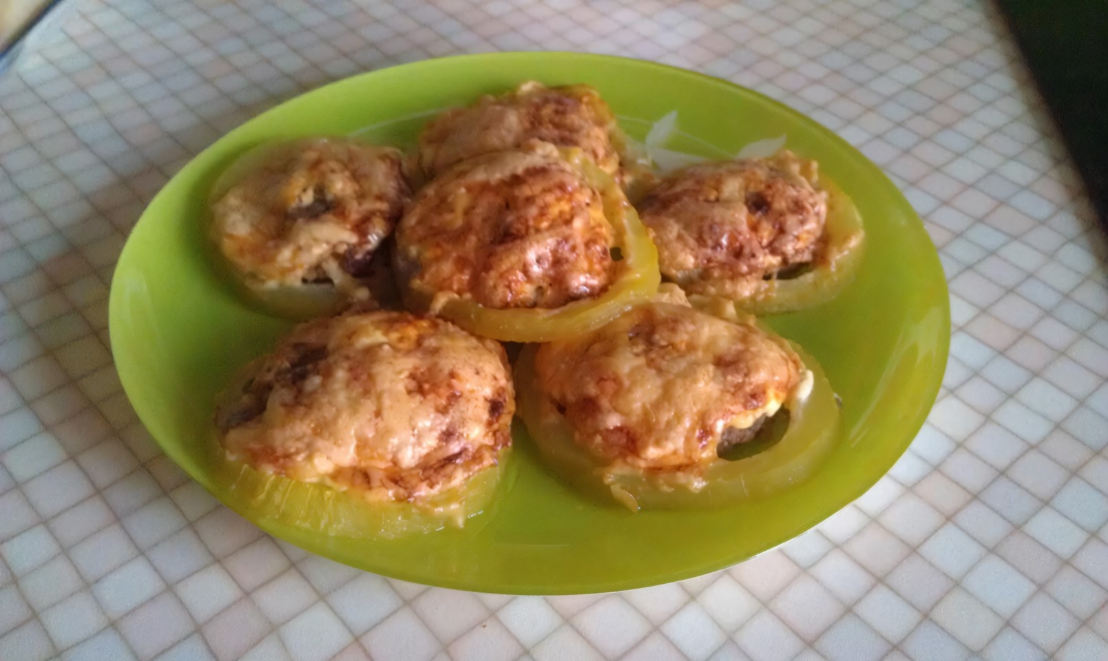 Кабачки фаршированные фаршем и сыром