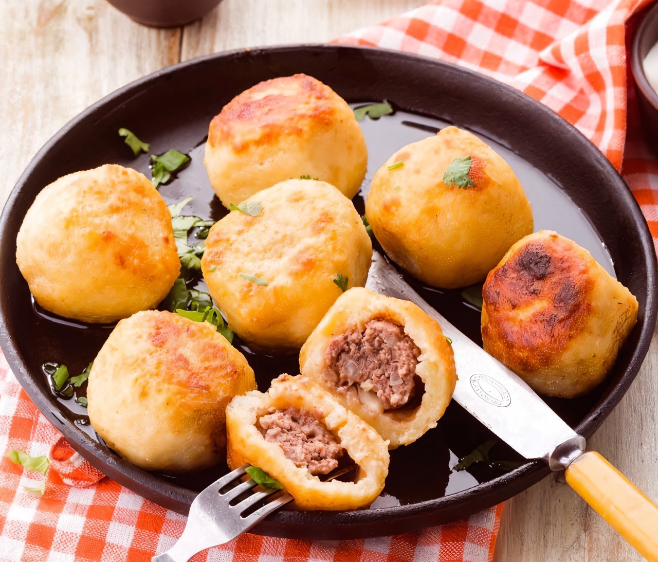 Картофельные шарики с мясом со сметаной