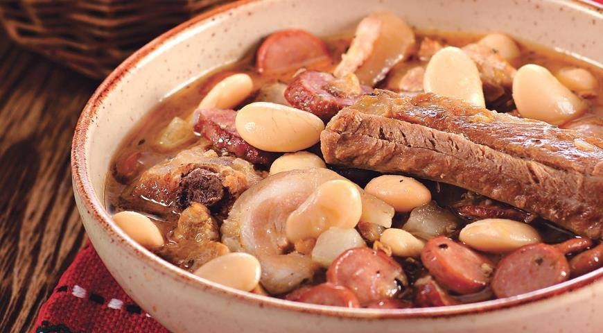 Кассуле по-тулузски – утиная ножка с белой фасолью, сосисками и беконом