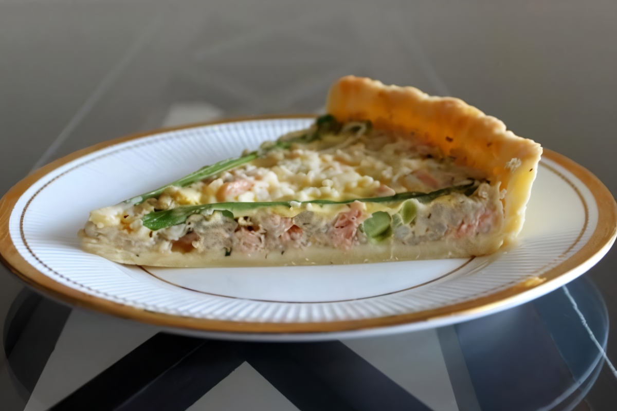 Киш с рисом, лососем и спаржей