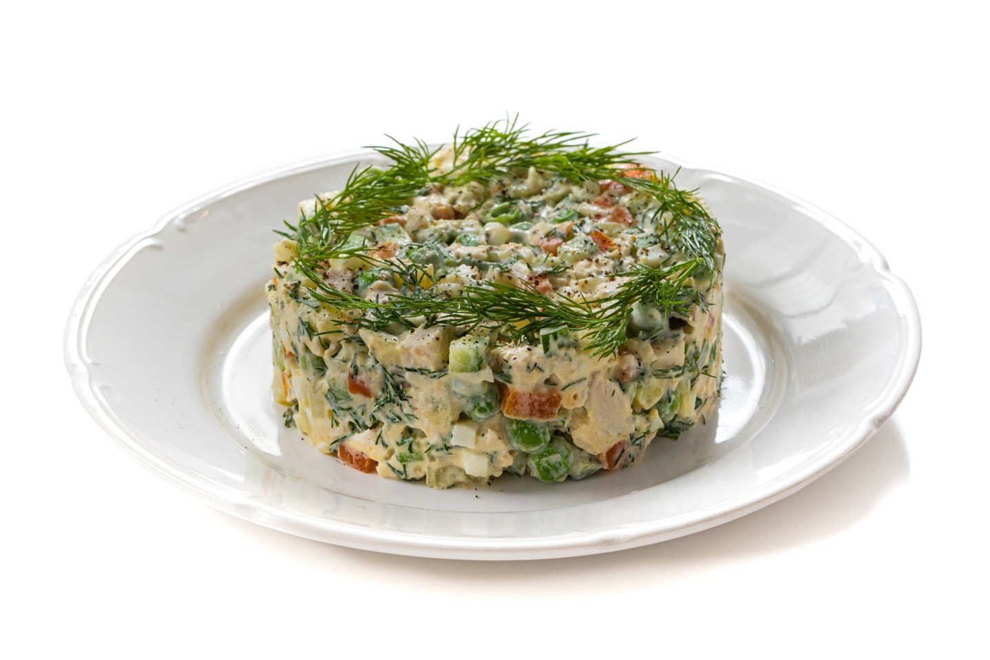Классический оливье с курицей и свежими огурцами