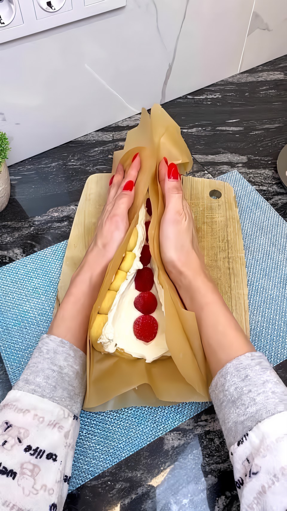 Клубничный рулет
