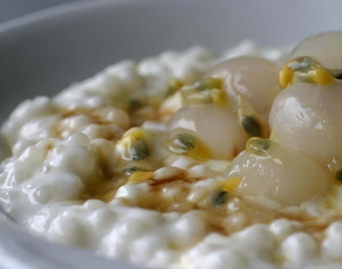 Кокосовая тапиока с личи и маракуйей