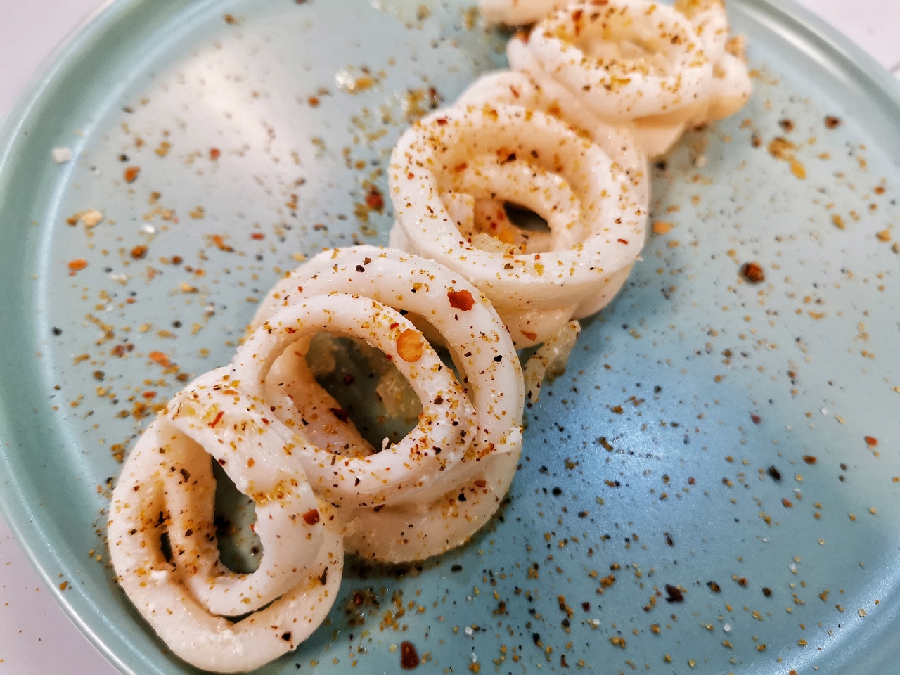 Кольца кальмара в сметанно-луковом соусе